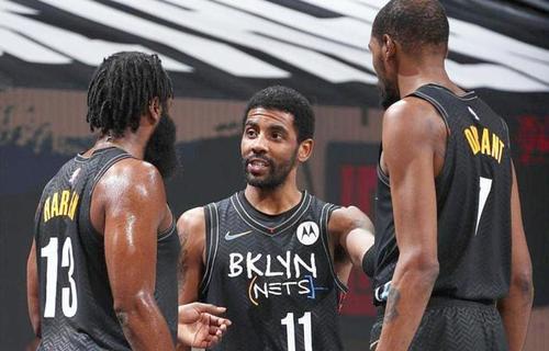 一齐登场！齐达内中国风亮相FC嘉年华，传奇卡重磅揭晓！（齐达内以中国风现身FC嘉年华，传奇卡震撼发布！）