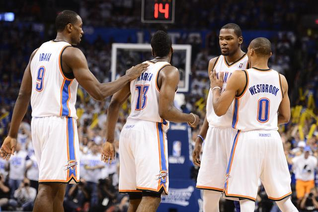 韦斯利-福法纳：埃斯特旺像队中的小宝宝，我们都在帮他适应（韦斯利·福法纳：埃斯特旺像队里最小的孩子，大家正帮他尽快融入）