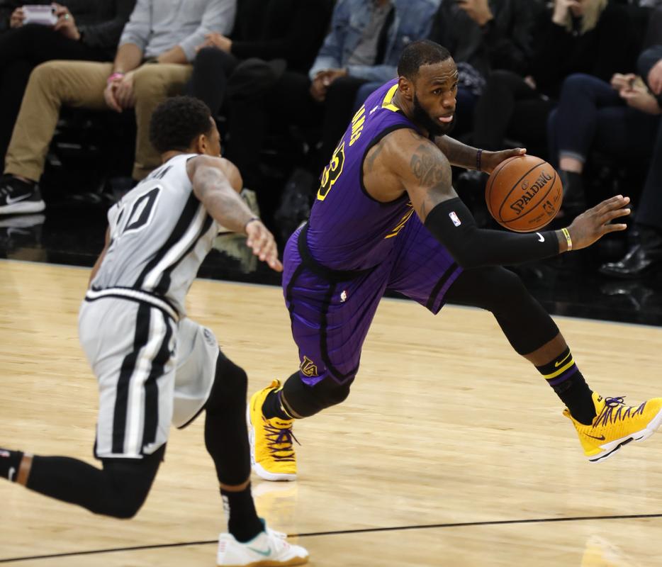 💥愤怒了！梅西离开体育场后，球迷冲场投水瓶+撕毁海报（梅西离场后爆发骚乱：球迷冲入场内投掷水瓶并撕毁海报）