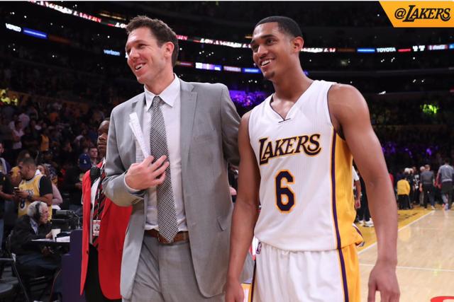 海港客战武里南联：海港3外援首发，李圣龙、杨世元出战（海港做客武里南联：三外援领衔首发，李圣龙、杨世元登场）