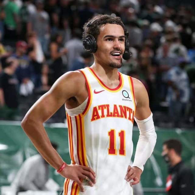 热爱皆平等，河南球迷赛前在球场外声援阿奇姆彭（热爱无界，河南球迷赛前场外力挺阿奇姆彭）