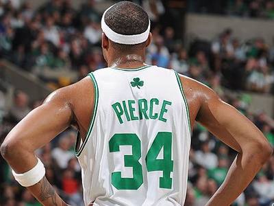 队友接连被罚下！维尼修斯讽刺裁判：多来点红牌吧！（队友相继染红，维尼修斯冷嘲裁判：尽管多掏红牌！）